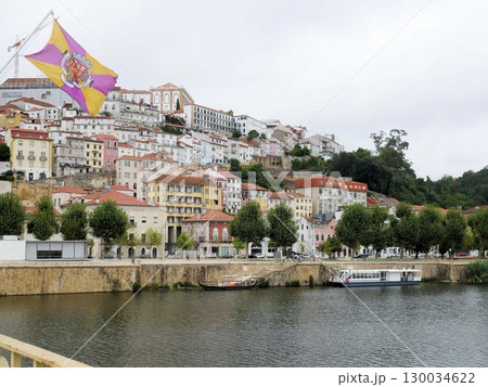 サンタ・クラーラ橋からの眺め モンデゴ川とコインブラの街 (ポルトガル) サンタ・クラーラ橋からの眺め モンデゴ川とコインブラの街 (ポルトガル) 130034622