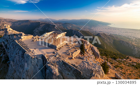 山頂に建つ廃墟のギリシャ神殿を俯瞰する 130034895