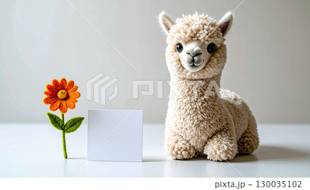 アルパカのぬいぐるみとオレンジ色の花と小さなカードの静物構図 アルパカのぬいぐるみとオレンジ色の花と小さなカードの静物構図 130035102