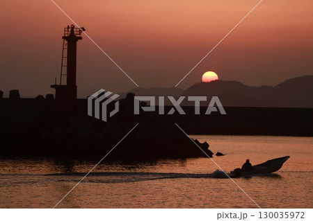 灯台と船のある風景 130035972