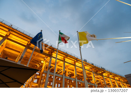 【大阪万博2025年】イタリア館の行列から見る大屋根リングのライトアップ【夜景】 130037207