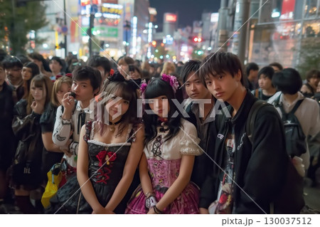 渋谷でハロウィンを楽しむ若者たち 渋谷でハロウィンを楽しむ若者たち 130037512