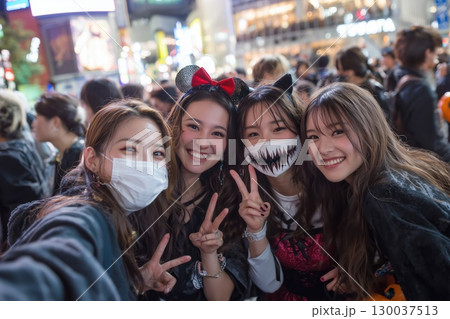 渋谷でハロウィンを楽しむ若者たち 渋谷でハロウィンを楽しむ若者たち 130037513