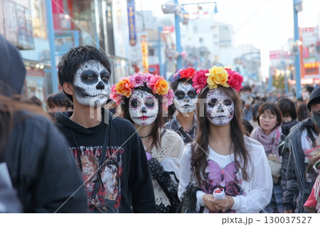 渋谷でハロウィンを楽しむ若者たち 渋谷でハロウィンを楽しむ若者たち 130037527