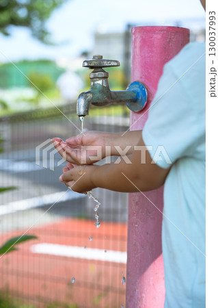 公園の蛇口で手を洗う幼稚園児 130037993