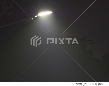 湿気の多い夜の街灯 湿気の多い夜の街灯 130038862