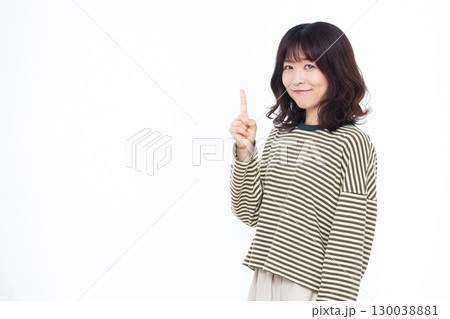 笑顔で人差し指を立てる女性 130038881