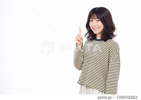 笑顔で人差し指を立てる女性 笑顔で人差し指を立てる女性 130038882