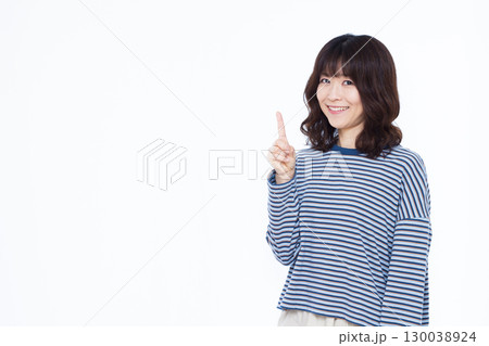 笑顔で人差し指を立てる女性 130038924