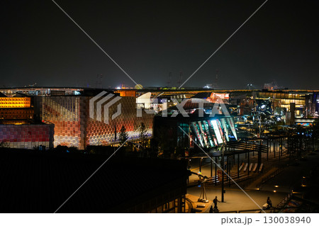 【大阪万博2025年】大屋根リングとパビリオンの夜景【ライトアップ】 130038940