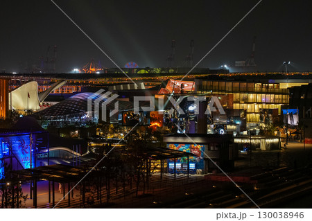 【大阪万博2025年】大屋根リングとパビリオンの夜景【ライトアップ】 130038946