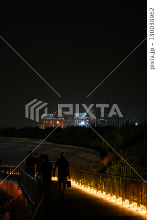 【大阪万博2025年】大屋根リングとパビリオンの夜景【ライトアップされた大阪湾のデリッククレーン】 130038962