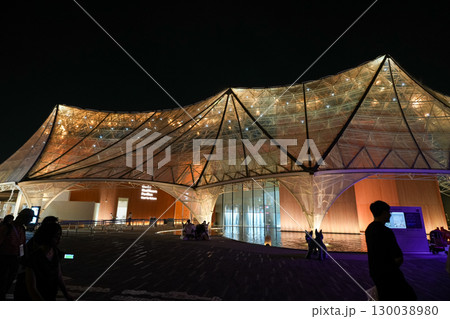 【大阪万博2025年】大屋根リングとパビリオンの夜景【ライトアップ】 130038980