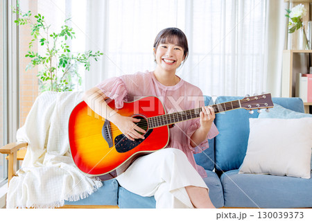 ギターを弾く若い女性 ギターを弾く若い女性 130039373