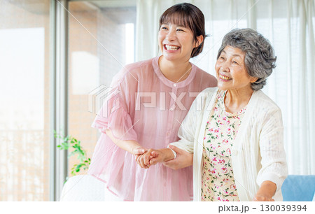 おばあちゃんと孫娘 おばあちゃんと孫娘 130039394