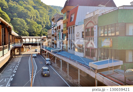 朝の箱根湯本駅前商店街 130039421