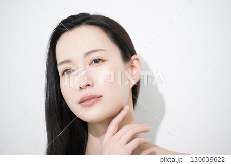 首やデコルテが美しい美容の女性のイメージ クローズアップ 首やデコルテが美しい美容の女性のイメージ クローズアップ 130039622