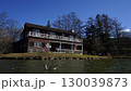 湖の側に建つ、二階建ての洋館 130039873