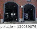 赤煉瓦の機関庫に入る、蒸気機関車とディーゼル機関車 130039876