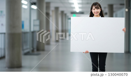 遠近感のある廊下と告知ボード 130040070