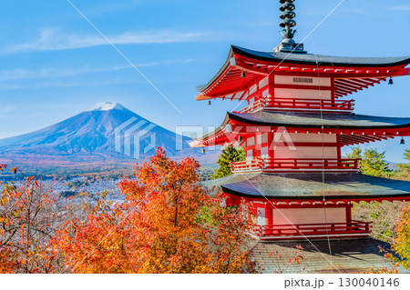 山梨 紅葉の新倉山浅間神社　五重塔と富士山 130040146