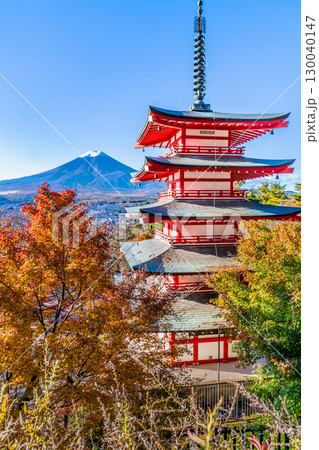 山梨 紅葉の新倉山浅間神社　五重塔と富士山 130040147