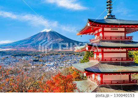 山梨 紅葉の新倉山浅間神社　五重塔と富士山 130040153