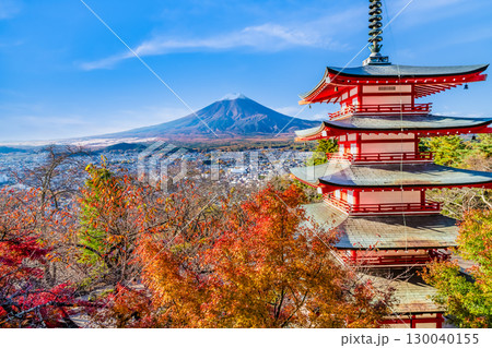 山梨 紅葉の新倉山浅間神社　五重塔と富士山 130040155