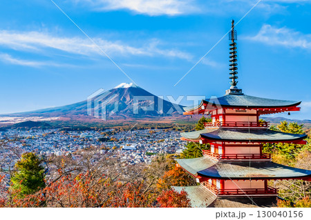 山梨 紅葉の新倉山浅間神社　五重塔と富士山 130040156