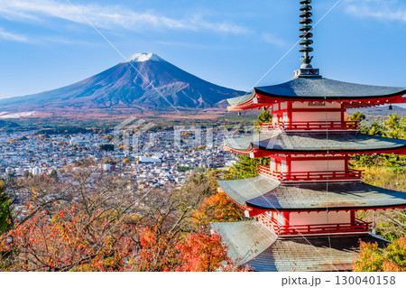 山梨 紅葉の新倉山浅間神社　五重塔と富士山 130040158