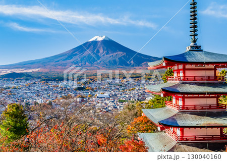 山梨 紅葉の新倉山浅間神社　五重塔と富士山 130040160