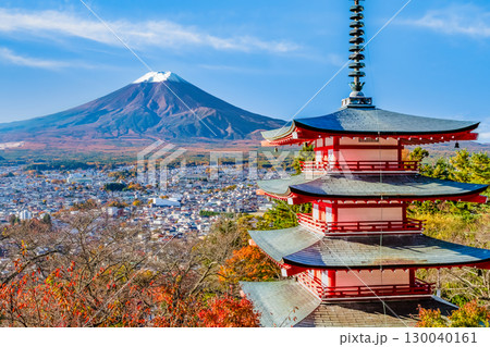 山梨 紅葉の新倉山浅間神社　五重塔と富士山 130040161
