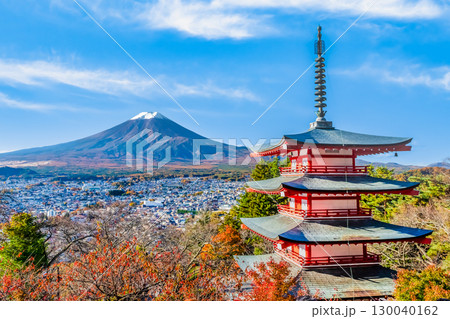 山梨 紅葉の新倉山浅間神社　五重塔と富士山 130040162