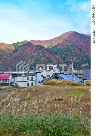 湯沢高原ロープウエイ乗場付近から眺めた紅葉　　 130040267