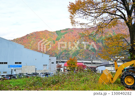 湯沢高原ロープウエイ乗場付近から眺めた紅葉 湯沢高原ロープウエイ乗場付近から眺めた紅葉 130040282