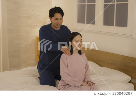 寝室でマッサージするカップル 130040297