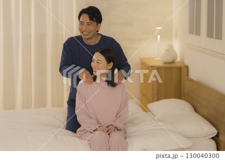 寝室でマッサージするカップル 130040300