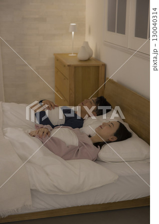 寝室で眠るカップル 寝室で眠るカップル 130040314