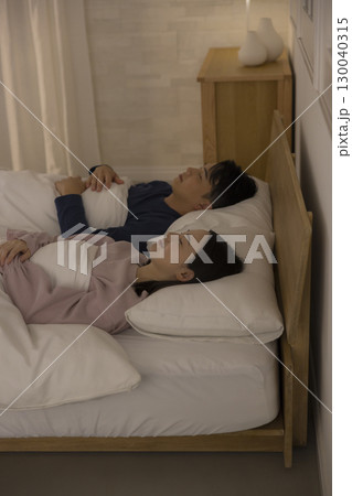 寝室で眠るカップル 130040315