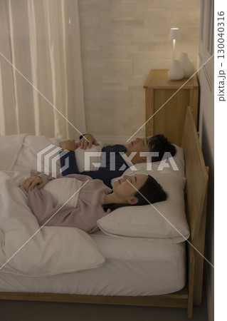 寝室で眠るカップル 130040316