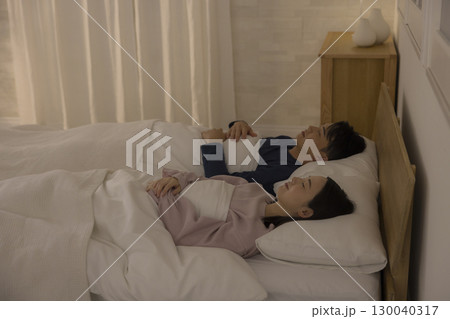 寝室で眠るカップル 130040317