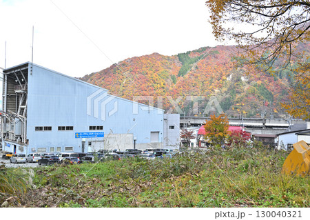 湯沢高原ロープウエイ乗場付近から眺めた紅葉　　 130040321