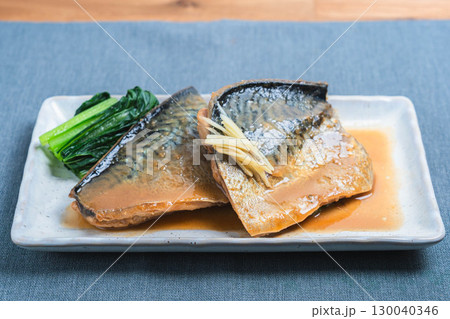 鯖の味噌煮と青菜の付け合わせ、和食の定番魚料理 鯖の味噌煮と青菜の付け合わせ、和食の定番魚料理 130040346