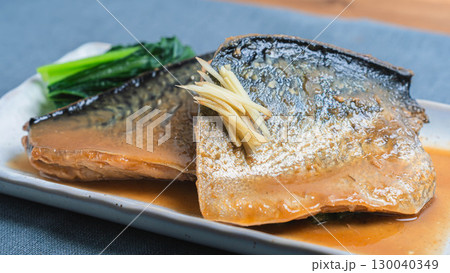 鯖の味噌煮と青菜の付け合わせ、和食の定番魚料理 鯖の味噌煮と青菜の付け合わせ、和食の定番魚料理 130040349