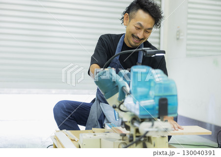 電動丸鋸で作業する職人 電動丸鋸で作業する職人 130040391