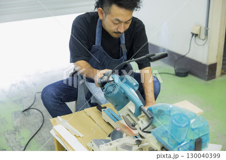電動丸鋸で作業する職人 電動丸鋸で作業する職人 130040399