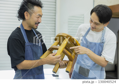 デニムエプロンの男性スタッフ デニムエプロンの男性スタッフ 130040524