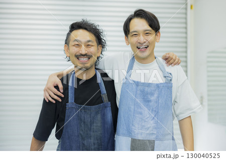 デニムエプロンの男性スタッフ 130040525