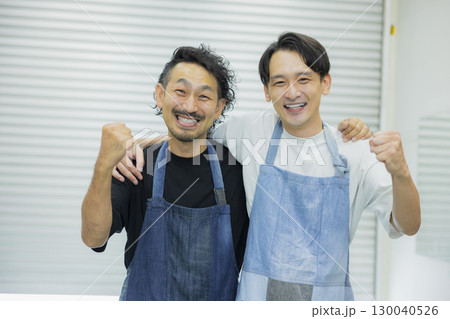 デニムエプロンの男性スタッフ 130040526