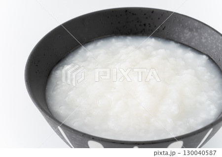 お茶碗に入ったお粥のクローズアップ 130040587